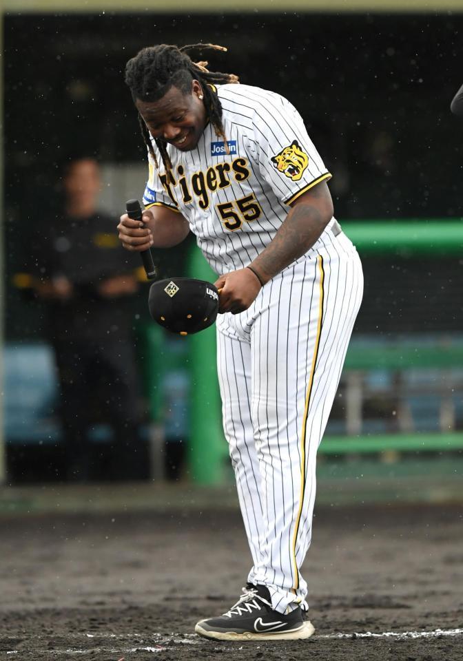 　ファンにあいさつするミエセス（撮影・石井剣太郎）