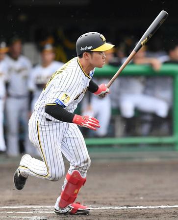 　６回、中前打を放つ中川（撮影・石井剣太郎）
