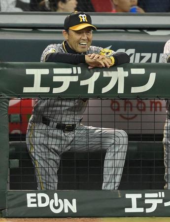 　６回、３点目を奪い笑顔の岡田監督（撮影・市尻達拡）