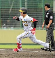 　３回、中川が右線に二塁打を放ち、勢いよく１塁を回る（撮影・金居みつよし）