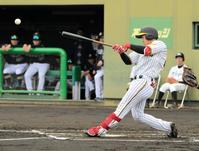 　１回、中川がレフトに適時打を放つ（撮影・金居みつよし）