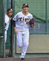 　１０回、ブルペンを飛び出してマウンドに向かう湯浅（撮影・北村雅宏）