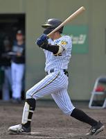 　８回、適時二塁打を放つ井上（撮影・北村雅宏）