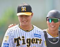 　６回を投げ終え、笑顔でベンチに戻る津田（左）＝撮影・北村雅宏