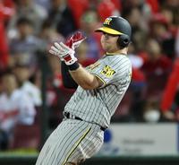 　７回、適時打を放ち、手をたたいて喜ぶノイジー（撮影・田中太一）