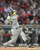 　７回、ノイジーは左前タイムリーを放つ（撮影・市尻達拡）