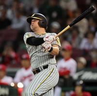 　４回、安打を放つノイジー（撮影・田中太一）