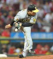 　８回、村上は上本の強烈なライナーを体に受ける（撮影・市尻達拡）