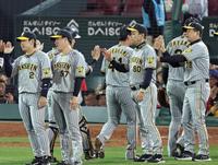 　ナインと勝利のタッチを交わす岡田監督（８０）＝撮影・立川洋一郎