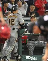 　６回、右犠飛を放った坂本（左）を出迎える岡田監督（撮影・市尻達拡）