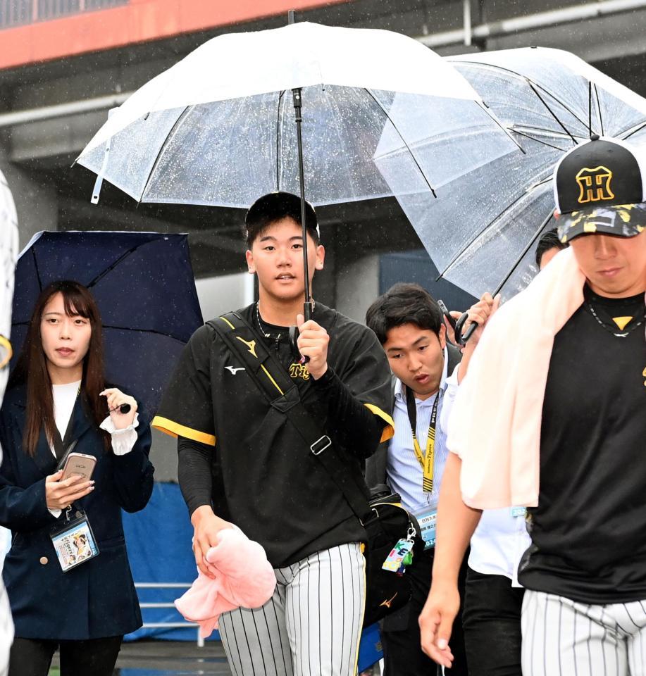 　雨の中、引き揚げる門別（撮影・田中太一）