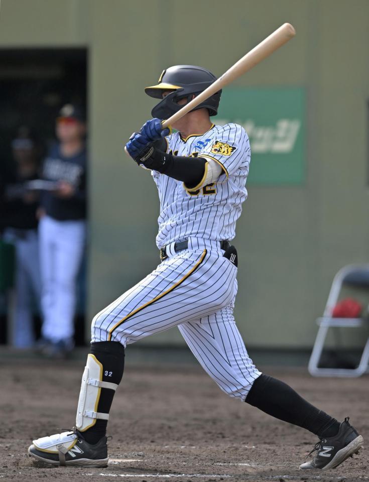 　８回、適時二塁打を放つ井上（撮影・北村雅宏）