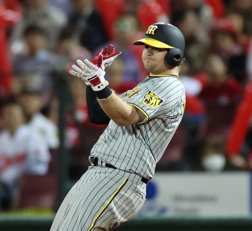 　７回、適時打を放ち、手をたたいて喜ぶノイジー（撮影・田中太一）