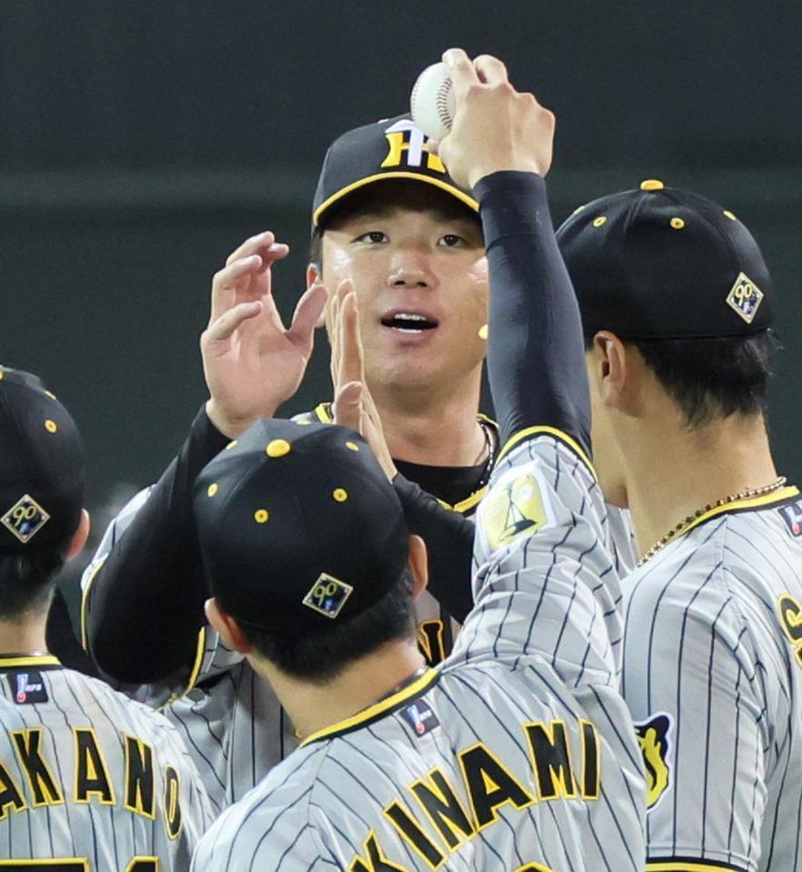 　完投勝利を挙げ木浪からウイニングボールを受け取る村上（撮影・立川洋一郎）