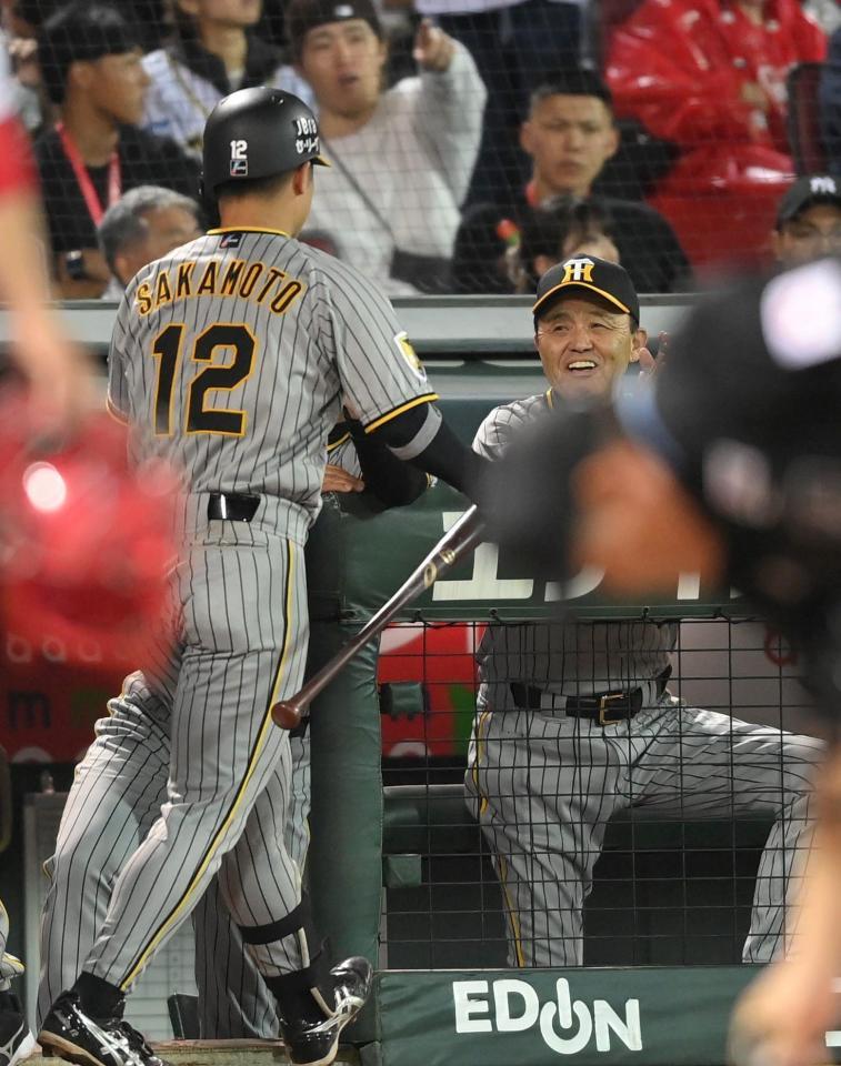 　６回、右犠飛を放った坂本（左）を出迎える岡田監督（撮影・市尻達拡）