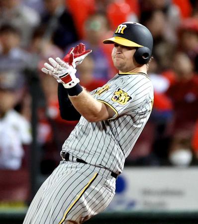 　７回、適時打を放ち、手をたたいて喜ぶノイジー（撮影・田中太一）