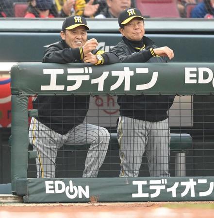 【写真】岡田監督が梅野の打席でも奇跡のシンクロ　試合に入り込んだ瞬間をとらえた一枚