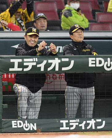 【写真】ドローでハイタッチをかわす阪神ナイン　浜地は安どの表情を浮かべていたが