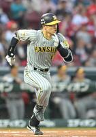 　２回、坂本は中前タイムリーを放つ（撮影・市尻達拡）