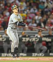 　６回、坂本は右犠飛を放つ（撮影・市尻達拡）