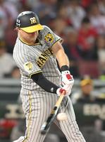 　６回、ノイジーは中前打を放つ（撮影・市尻達拡）