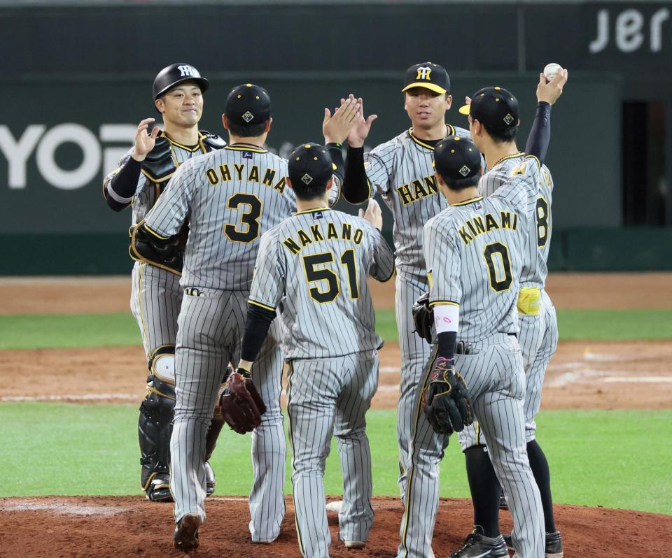 　勝利を挙げナインとタッチを交わす坂本（左端）ら阪神ナイン（撮影・立川洋一郎）