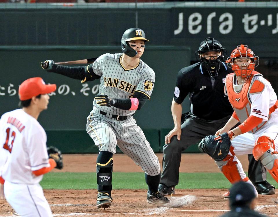 　９回、左前打を放つ佐藤輝（撮影・立川洋一郎）