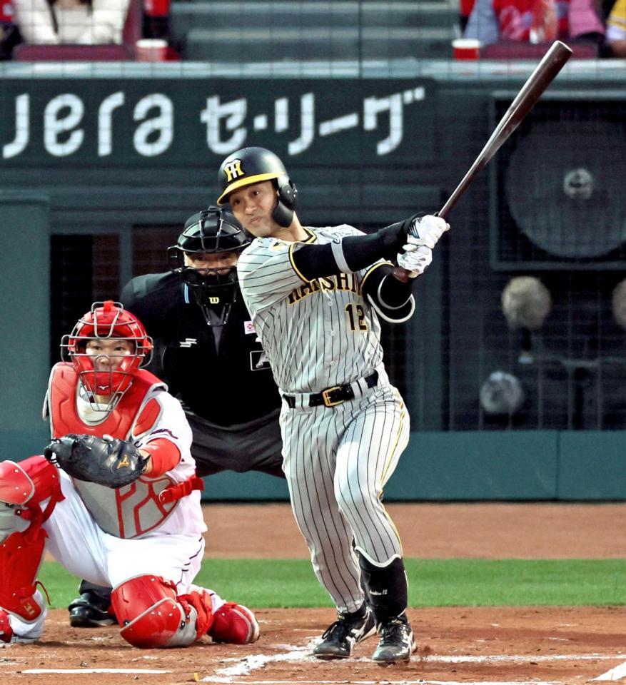 　２回、同点適時打を放つ坂本（撮影・立川洋一郎）