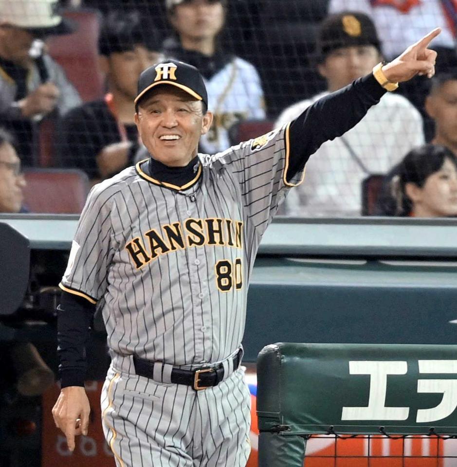 　笑顔で選手交代を告げる岡田監督