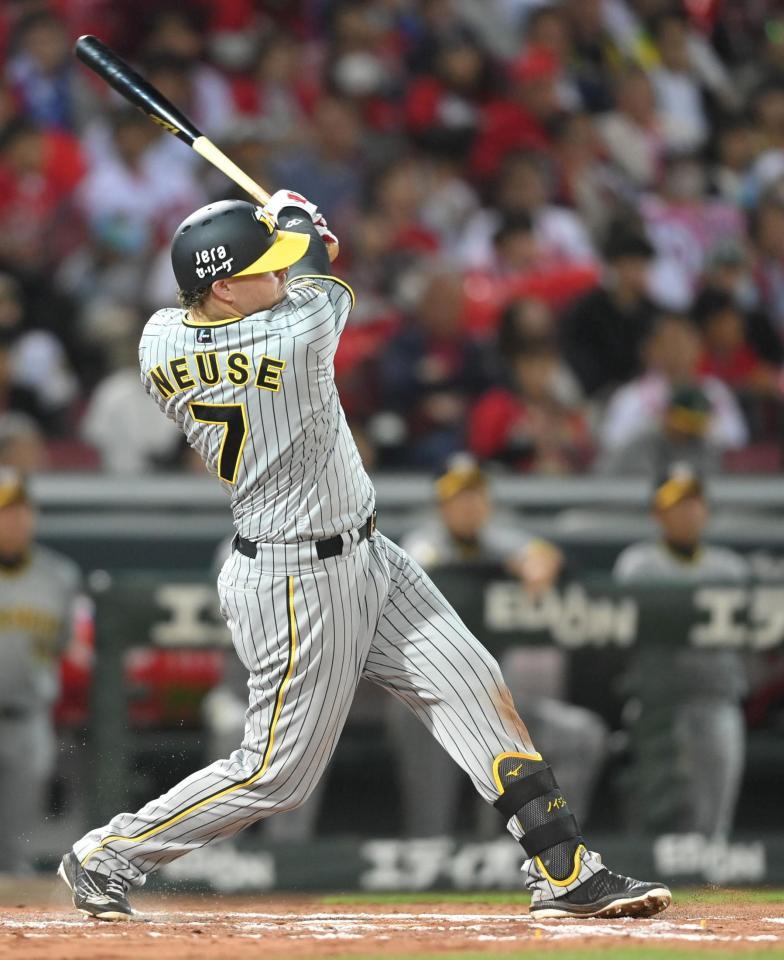 　７回、ノイジーは左前タイムリーを放つ（撮影・市尻達拡）