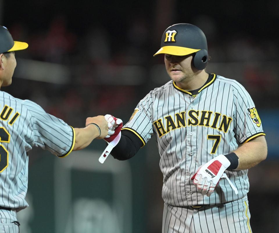 　７回、左前タイムリーを放ったノイジーはグータッチをする（撮影・市尻達拡）