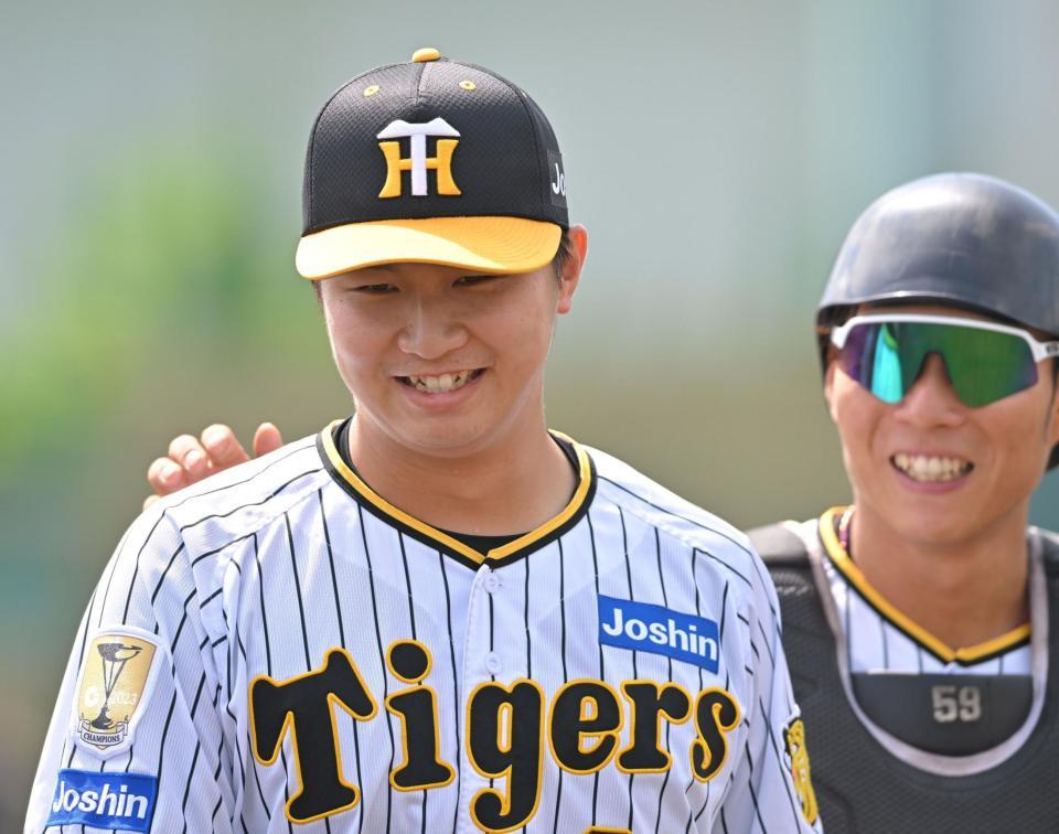 　６回を投げ終え、笑顔でベンチに戻る津田（左）＝撮影・北村雅宏