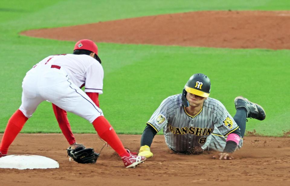 　２回、けん制で帰塁できずタッチアウトになる二走・佐藤輝（撮影・立川洋一郎）