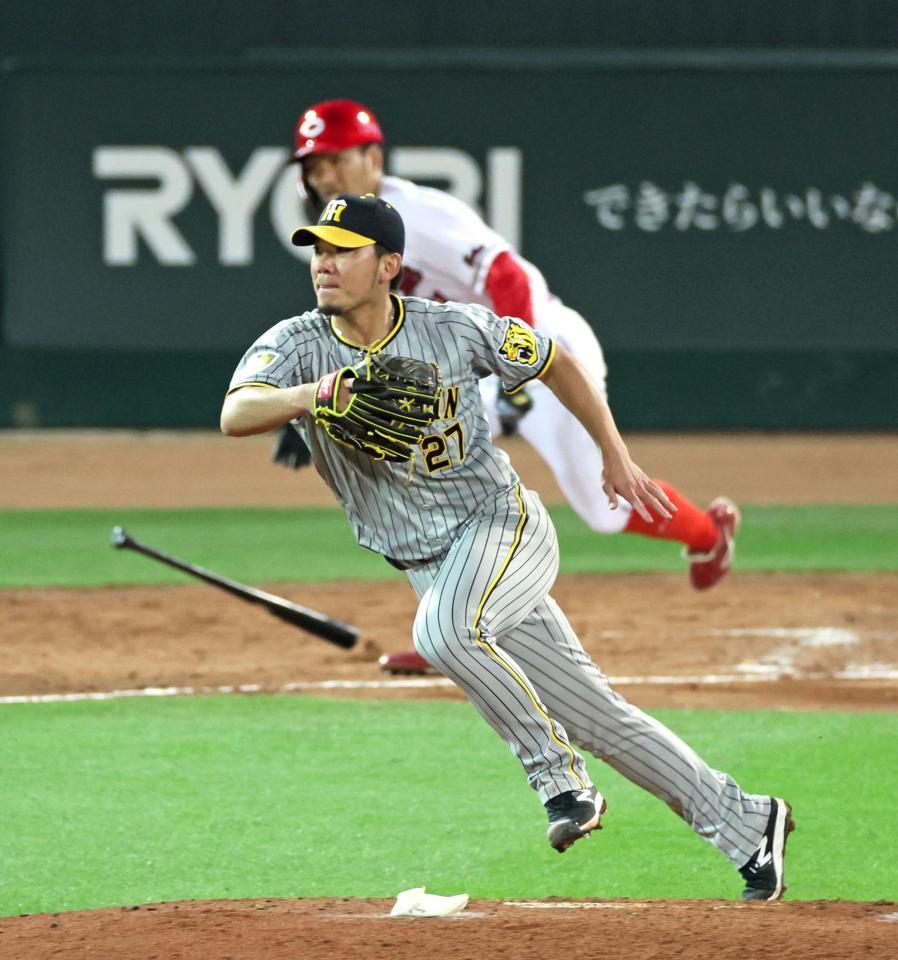 　４回、矢野の打球に反応してダッシュする伊藤将（撮影・立川洋一郎）