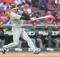 　１回、大山は左前に適時打を放つ（撮影・市尻達拡）