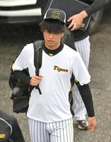 　練習に向かう高橋（撮影・北村雅宏）