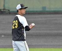 　小雨の降る中、キャッチボールする高橋（撮影・北村雅宏）