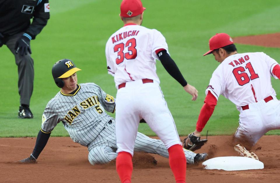 　１回、二盗を成功させる近本（撮影・立川洋一郎）