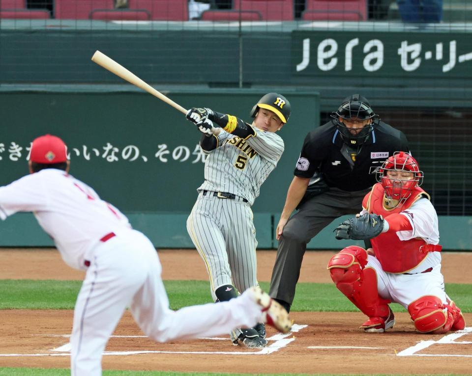 　１回、右前打を放つ近本（撮影・立川洋一郎）