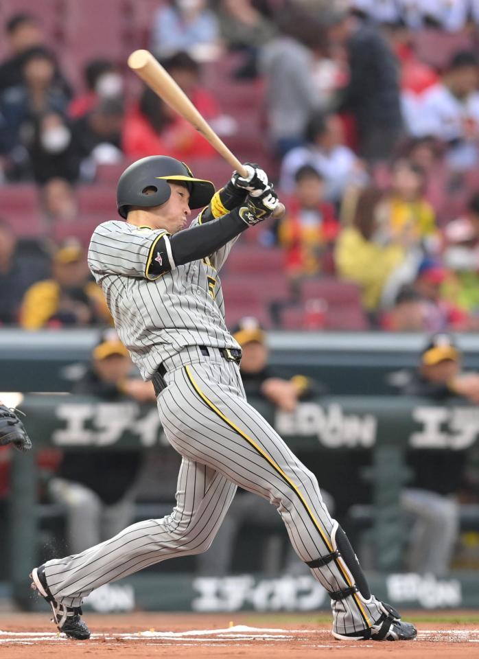 　１回、近本は右前打を放つ（撮影・市尻達拡）