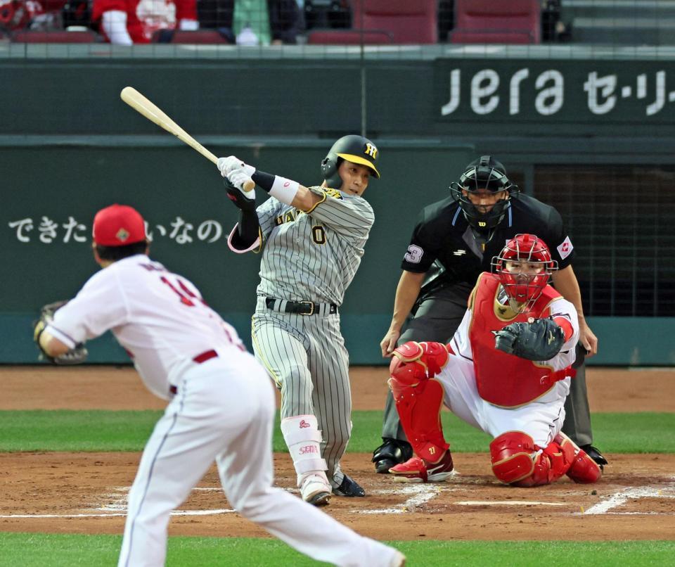 　２回、左前へ適時打を放つ木浪（撮影・立川洋一郎）