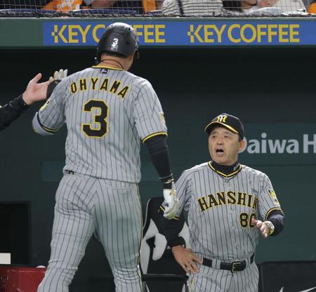 　２回、ソロを放った大山（左）を迎える岡田監督（撮影・西岡正）