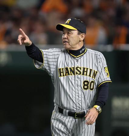阪神・岡田監督が珍しく選手に直接声かける　六回２死満塁で打席に向かう梅野に