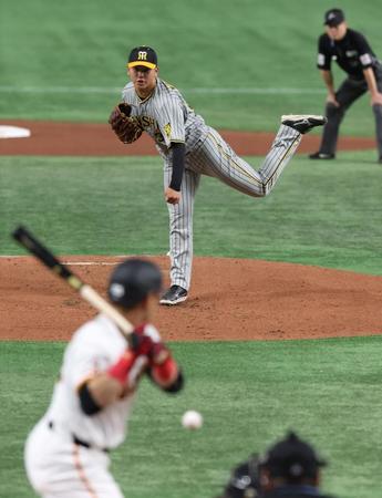 　１回、岡本和に投げ込む門別（撮影・中田匡峻）