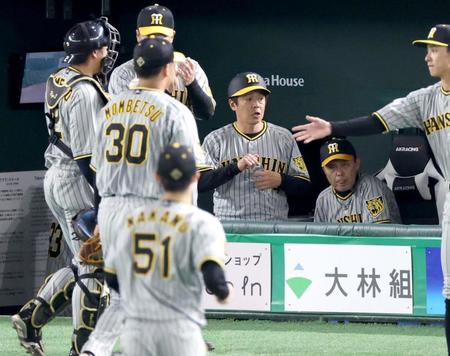 　門別、梅野のバッテリーに厳しい表情の岡田監督（撮影・金田祐二）