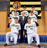 　プロ入りへの決意を胸にポーズを決める（前列左から）茨木、井坪、（中列左から）門別、岡田監督、森下、（後列左から）富田、戸井、野口＝２２年１２月