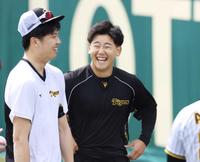 　才木（左）と談笑する門別（撮影・中田匡峻）