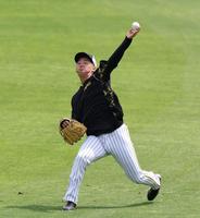 　キャッチボールをする門別（撮影・中田匡峻）