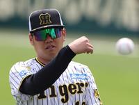 　キャッチボールを終えた西勇（撮影・中田匡峻）