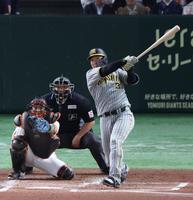 　２回、ソロを放つ大山（撮影・金田祐二）